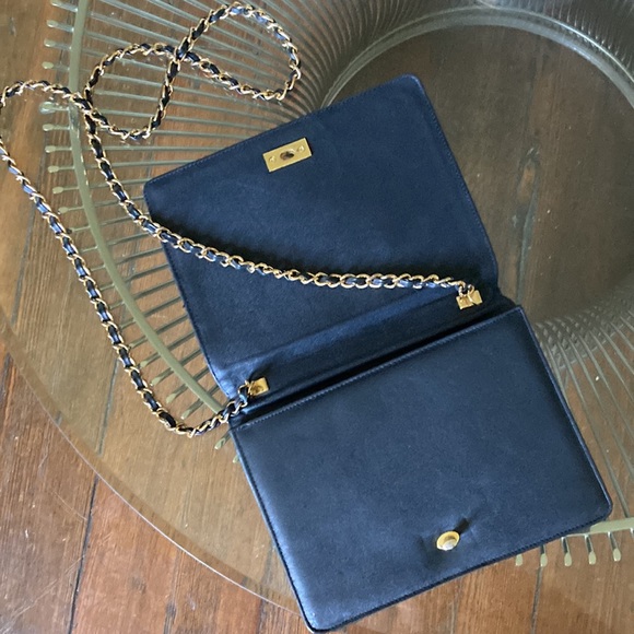 Vintage Black Quilted Bag with Gold Chain - Picture 4 of 8